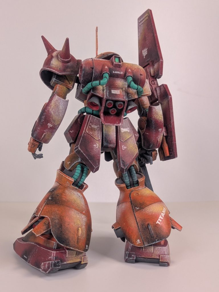 背面左下から。ショルダーアーマーと脹脛外装にスジ彫りでパネルラインを追加しています。キットのままだと、特に脹脛の面が広くて、陰翳をつけても間延びしてしまいます。パネルを増やせばメリハリが付いて良い感じになると思ったんですよね。ある程度、目的を達成できたと思いますけど、もっとパネルラインを増やした方がよりメリハリが付いたかなと🤐&nbsp;