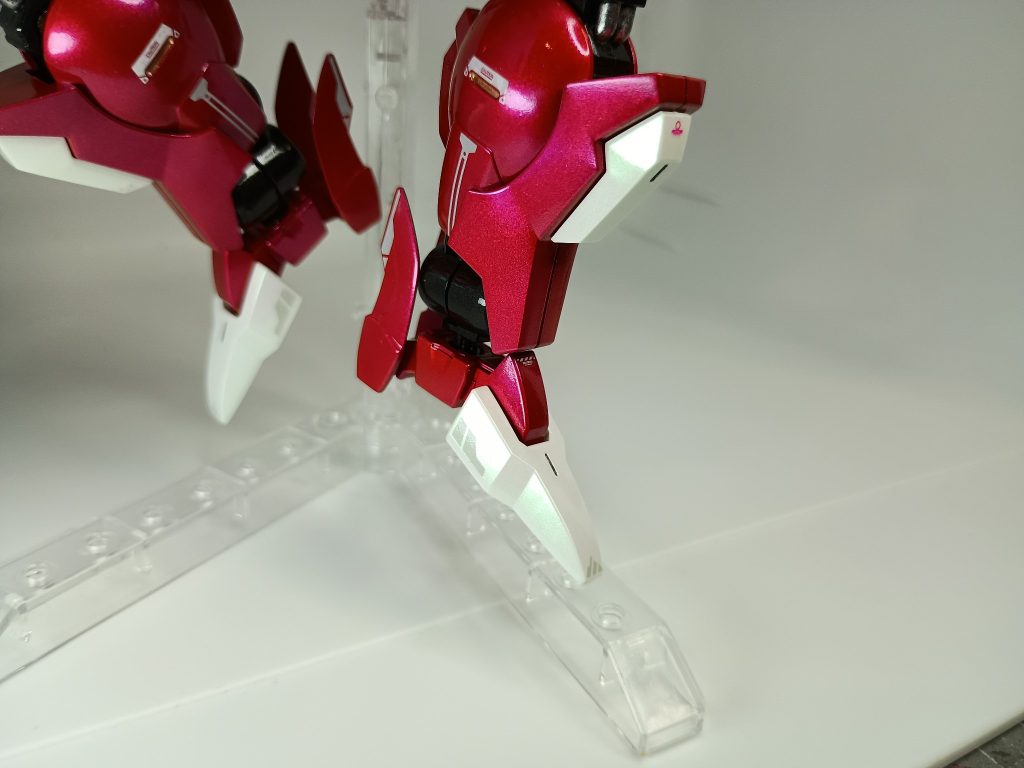 わかりにくいですが、足先にトルマリングリーンの偏光を入れてます