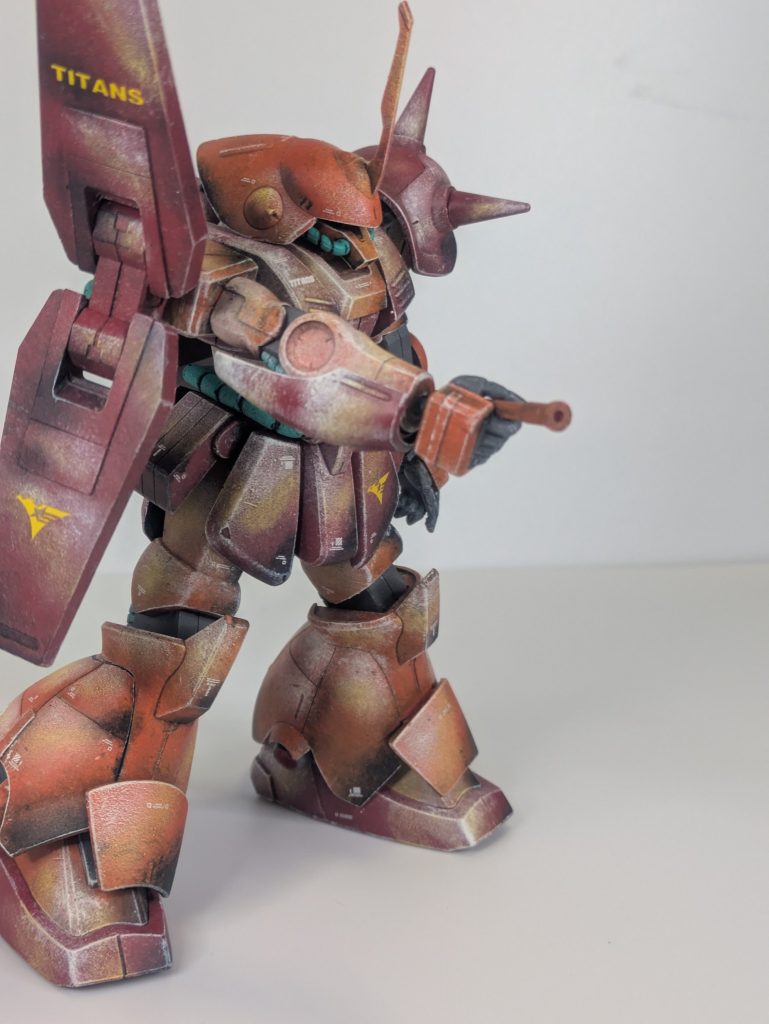キット付属の右武器持ち手は造形は良いのですけど、保持がユルユルでビーム・サーベルなんて持つとプラプラするの何のって、という感じです。左手に至っては平手しかありません。