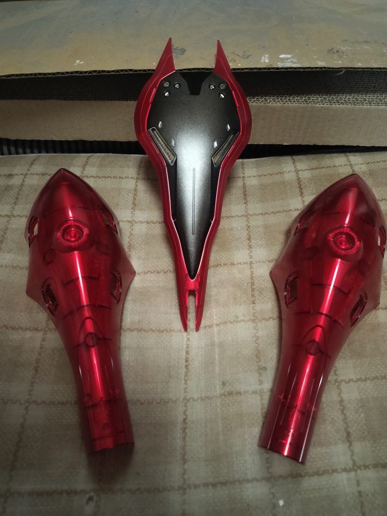 盾はガンダムマーカーのメタリックブラックをガンダムマーカーエアブラシで3度塗り、ガンダムマーカーエアブラシは付属の缶使用だとすぐ冷えて使えないので接続出来る充電式エアブラシのコンプレッサーで繋げてやりました(苦笑)