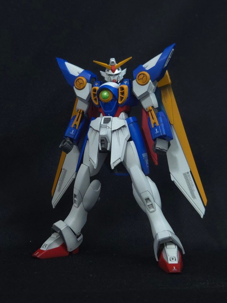 任務了解、自爆する。やぁどうも、スナヲです。今回はEGウイングガンダムなのですが、なぜか天啓が舞い降りて「ダウングレード加工」という、余計な(と感じる)ディテールを埋めてやろうという試みをしてます。既存のディテールを敢えて埋めることで、シルエットの雑味を押さえ、全体的にフラットになるようにしました。