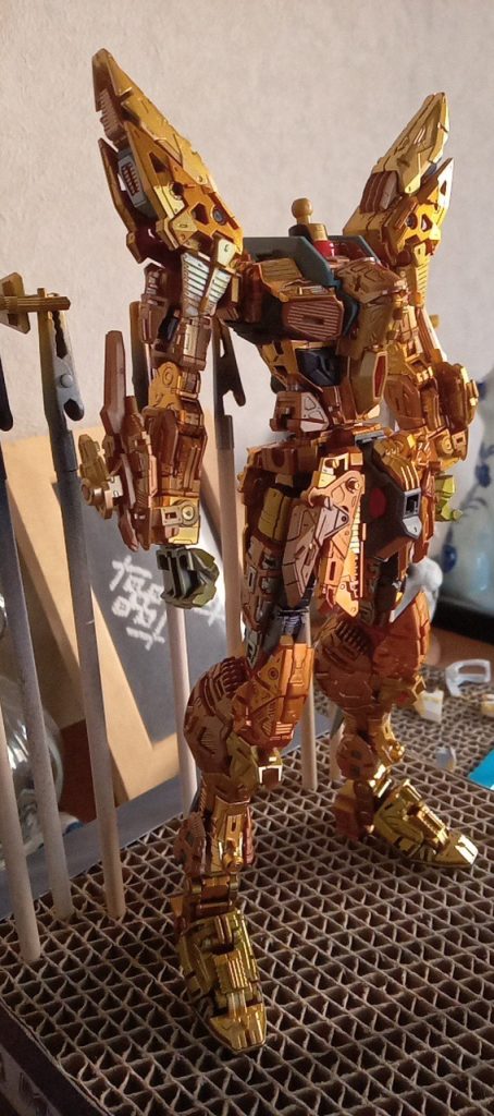 フレームは基本的にメッキを活かしつつ、パーティングラインの目立つ脚部、肩アーマーはメッキを落として塗装し直しています