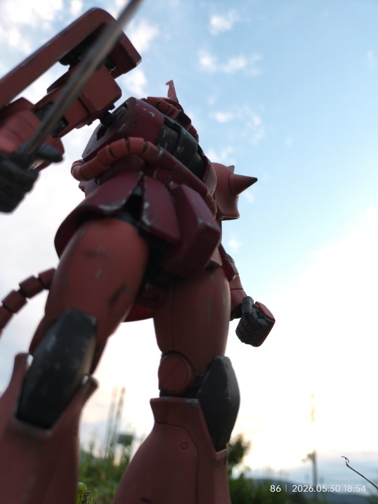 MG シャア専用ザクⅡ2.0田植えをしに祖父母の家に行った際に撮った写真です。こちらは制作したのは随分前になりますが汚し塗装を最近して気に入ったのでこの時空が大変綺麗でこれは撮らねばと思い撮った奇跡と言ってもいい写真です♪