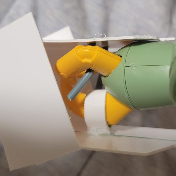 背景が何故ベッドの上かは気にせず…。こないだから作りたかったゾック専用の銃持ち手を軽く作ってみました。プラ板とガンタンクのランナー棒を元に作りました。この上から市販のガトリングパーツを取り付けたいのですがどうしようかと…。なんだったら某ロボゲーの全てを焼き尽くす暴力みたいな感じで仕上げたら良いかなぁっと。（2枚目）