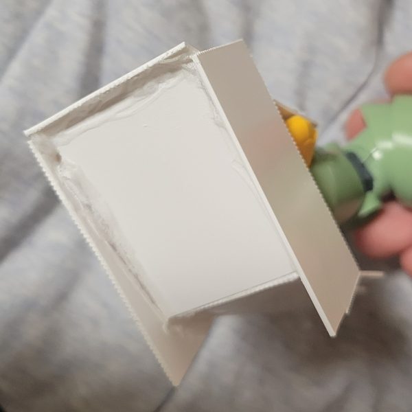 背景が何故ベッドの上かは気にせず…。こないだから作りたかったゾック専用の銃持ち手を軽く作ってみました。プラ板とガンタンクのランナー棒を元に作りました。この上から市販のガトリングパーツを取り付けたいのですがどうしようかと…。なんだったら某ロボゲーの全てを焼き尽くす暴力みたいな感じで仕上げたら良いかなぁっと。（3枚目）