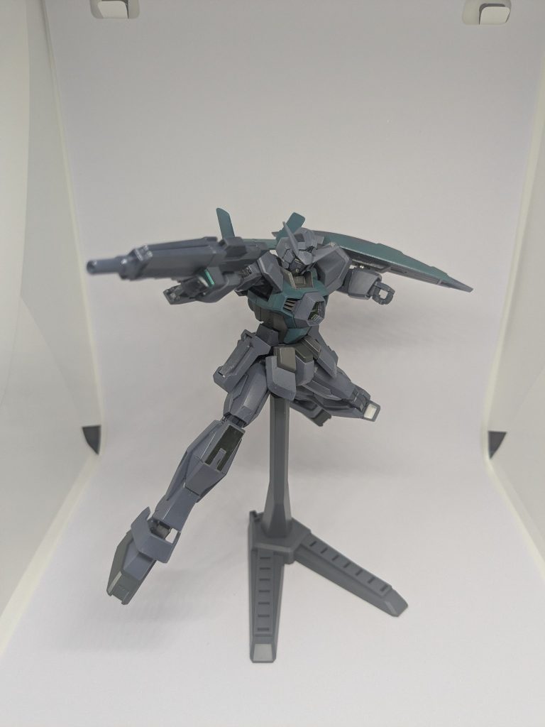 　アニメで最初にドッズライフルを持った時のポーズです。私の中ではかっこいい印象が残ってますね。　子供時代は良く手足を取り替えたりして換装するガンダムAEGのゲイジングビルダーで遊んでたので、制作している時にふと思い出すときがあひましたね〜。(gundam-kao6)　以上！見てくれてありがとうございました！