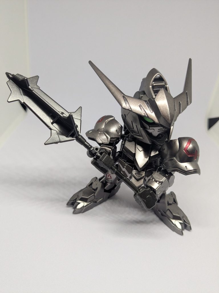 バルバトスといえばやっぱりメイスが似合います！そしてワンポイントで赤のメタリックマーカーで塗ってみました。どうですか？(・∀・)？