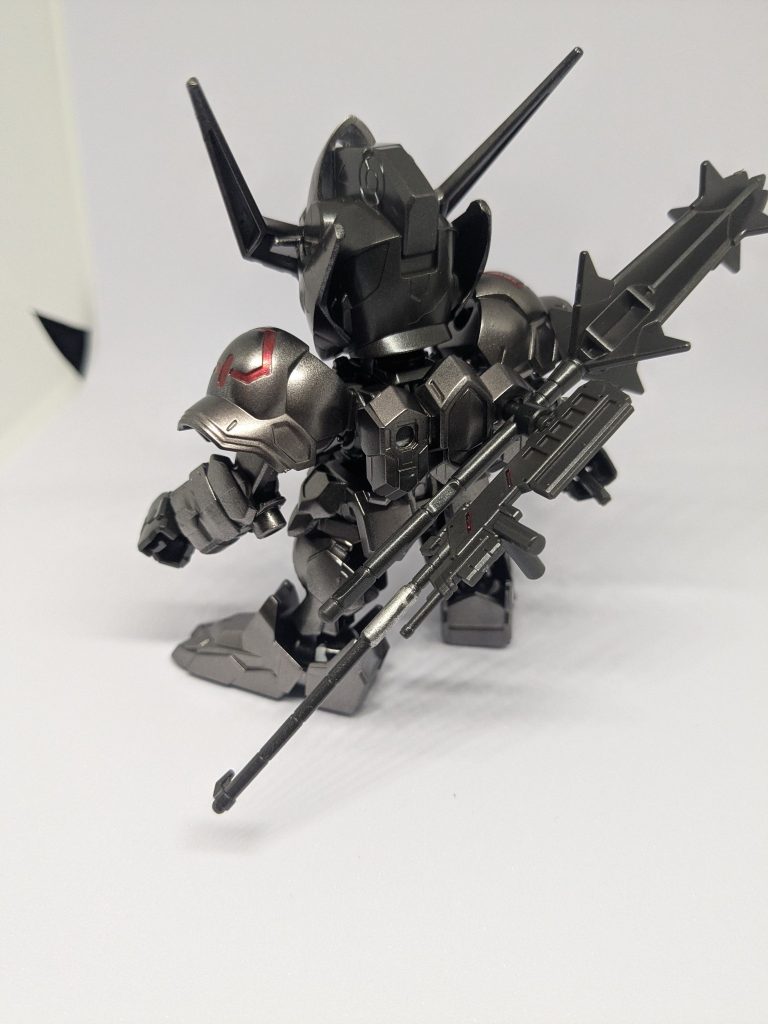 後ろ姿です。今回は、ガンダムマーカーのメタリックブラック上にガンメタリックを塗って見ました。その後クリアのトップコートを吹いて完成させました。以上！見ていただきありがとうございました！(gundam-kao3)