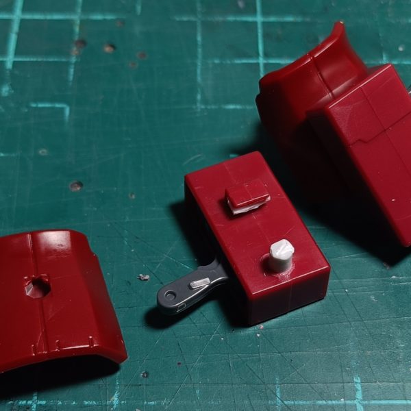 今回こそプラ板スクラッチを…やりきってみせる…！！(gandam2)それ以外は簡単な加工で済みそうで安心…、と思ってたんですがねぇ…。面倒くさい事をしてしまいたくなったというか…とりあえずやってみます。(zaku-kao4)（4枚目）