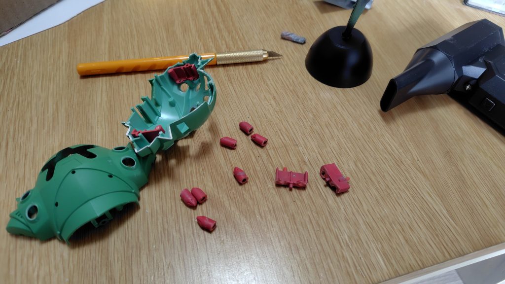 オーマイガットトゥギャザー(zaku-kao9)泣く泣く分解。肩のミサイル？？のパーツは切断して後ハメに。