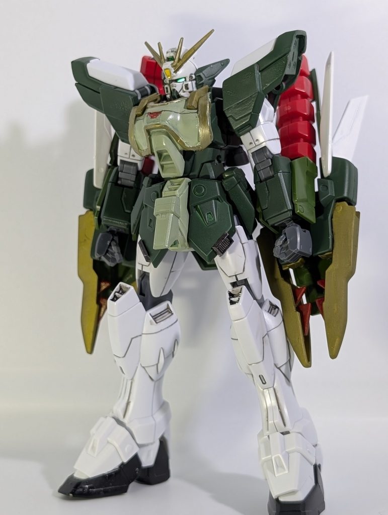 こっちはアルトロンガンダム（EW）っぽいMSで、ベースはHGACのウイングゼロですが顔は全部作り直してます！実家に帰った際に旧キットのアルトロンガンダム（ナタク）のドラゴンハングと胸の鎧パーツのみ発見しまして、使い道なく捨てるくらいなら…と思いサンドロックと並行してウイングゼロから改修して作った次第です！ちなみにサンドロックと違い途中の写真がなく申し訳ないです…