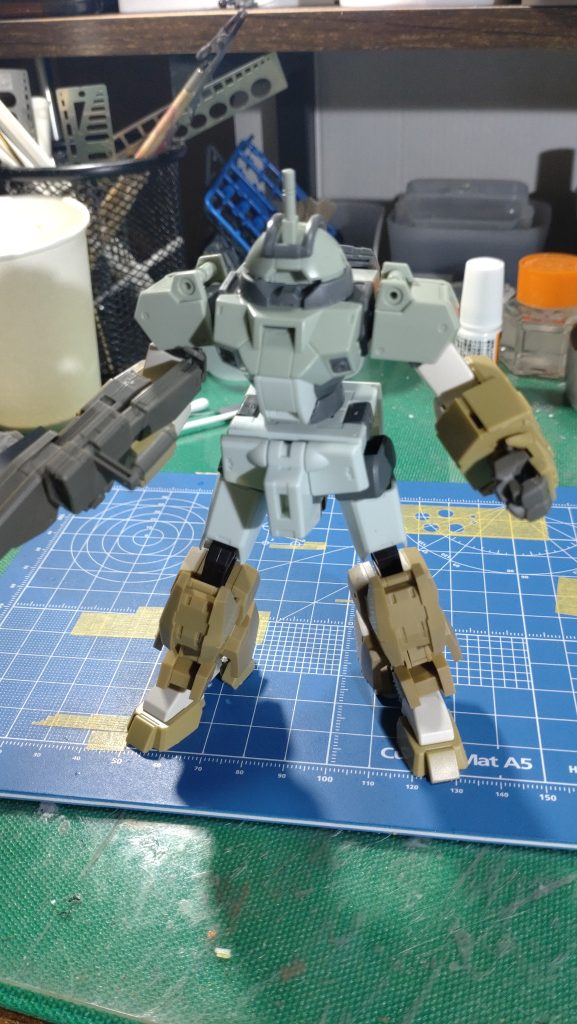 腕と武器をパーディングからいただきました。足はス〇－プ〇ッグ風になるように他のキットから流用しました。