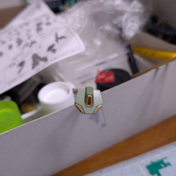 食玩アーティファクトのスタークジェガン。まずはスカート周りのパーツから、筆でちまちまと塗り進めています。​この小ささですが、UCのシブい世界観を出したくて、色のトーンを落としつつ細かく塗り分けてみました。中央の赤が我ながらいいアクセントになってお気に入りです。が、なんだか渋すぎるなーと一日悩んだ結果、塗り直し。せっかく作るので、こだわってみたいなーということですかね。&nbsp;メインの写真にしている連邦マークは、奇跡的に塗り分けができました。中途半端だったので別パーツにしてみたのですが、削りカスと見分けがつかないくらいなサイズになってしまい、不安だったのですが、思いのほか上手くいってよかったです。​まだまだ先は長いですが、じっくり形にしていきます！（5枚目）