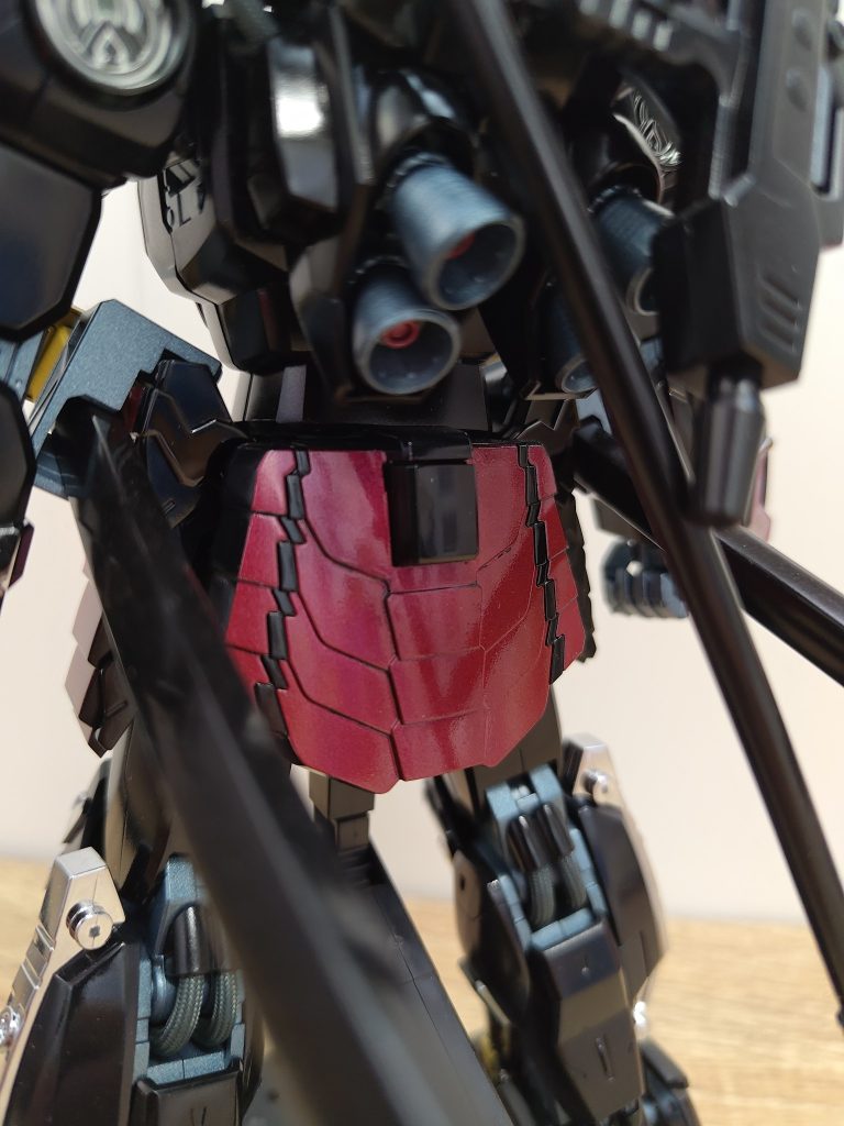 フロントアーマー、リアアーマーのマスキングは大変でしたねぇ…フロント側はデザインが直線的だったので、マスキングテープを和紙シールと同じ形に切り出して対応。リア側はどうしようも無かったので、吹き付け方向に気を配りつつ概ね色乗せて、段差部分の黒は筆塗りでどうにかした気がします…