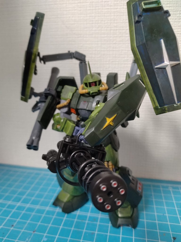 百均ミニガトリング砲のグリップを握れるように加工。