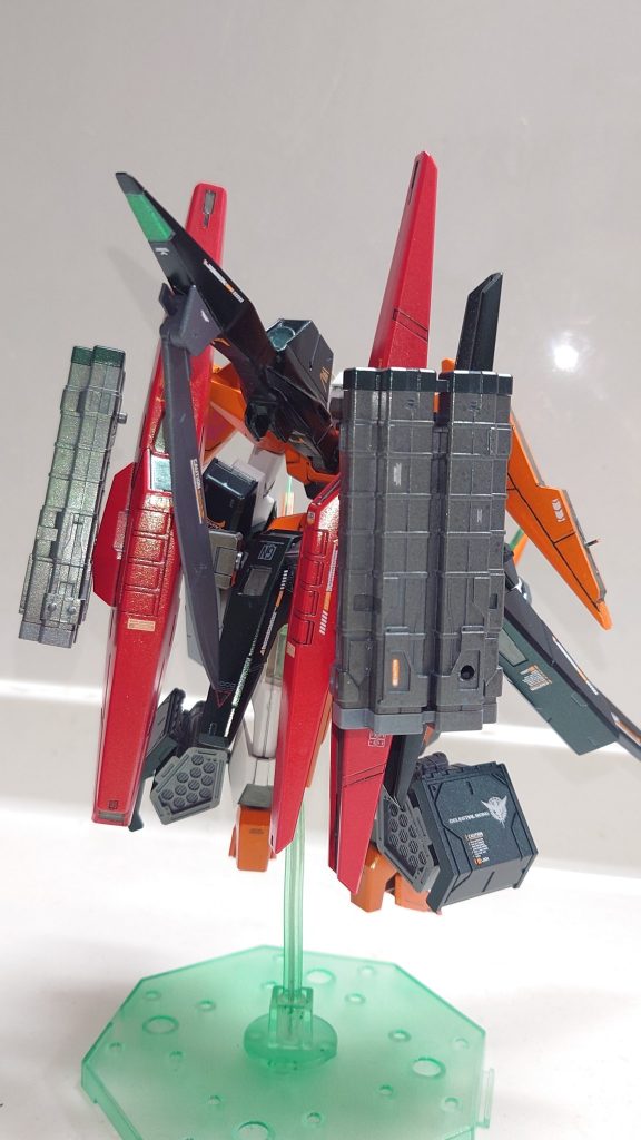 リアビューリアスカートに3ミリ穴をあけてGNアーチャーについていたボーナスパーツ（００ガンダムに取付できるプラモオリジナルギミック）を使って取付しています！