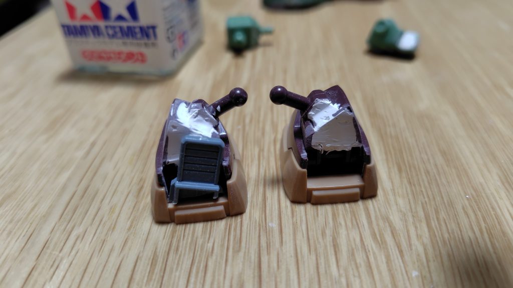とりあえずパテでウメウメしてから余剰パーツとランナーを利用してそれなりには見えるようにしました(gundam-kao5)