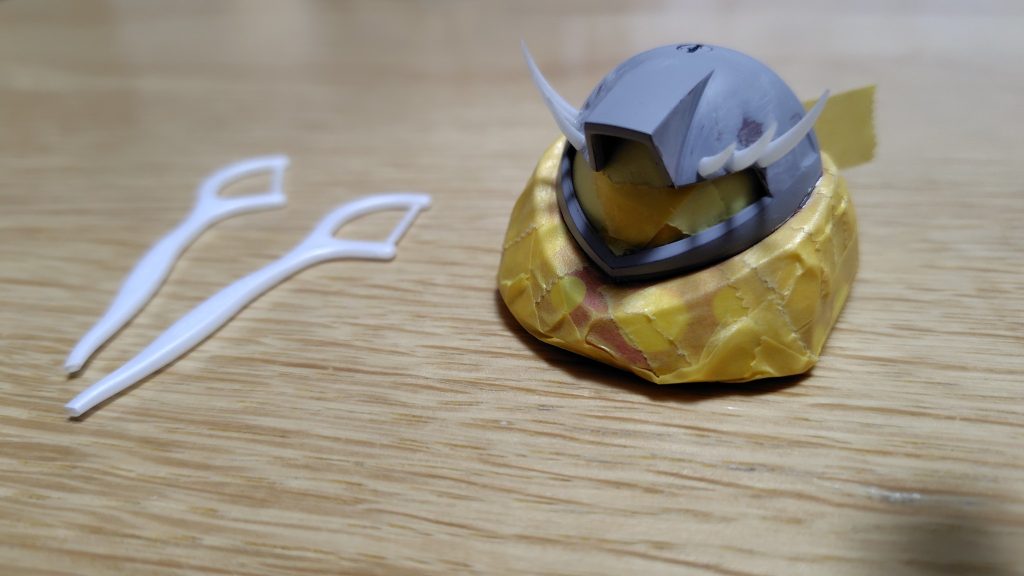 さて、まつ毛は歯間ブラシの先っちょを貼り付けました。これなかなか使えます。他でも凶悪な使い方ができそう。