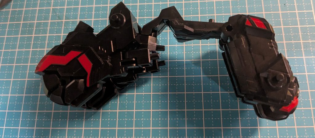 制作②　ウェポンゴリラのパーツを半身ずつ前後に付けます
