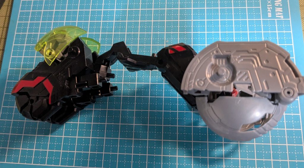 制作④　③のパーツを取り付けてタイヤ風にあとはモビリティジョイント本体の腰のジョイントを使ってバイクに乗せます。空いたジョイントに他のパーツをお好みで乗せます。