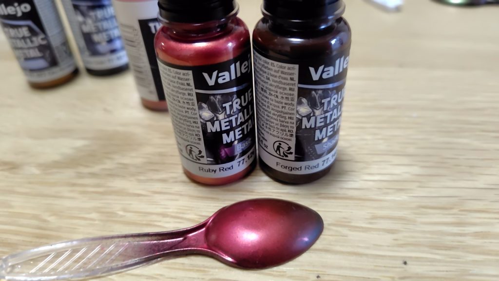胴体の暗い部分はこの2色の組み合わせ。明るい部分はレッドのベースカラーにメタルメディウムを混ぜてピンク寄りに調整しています。