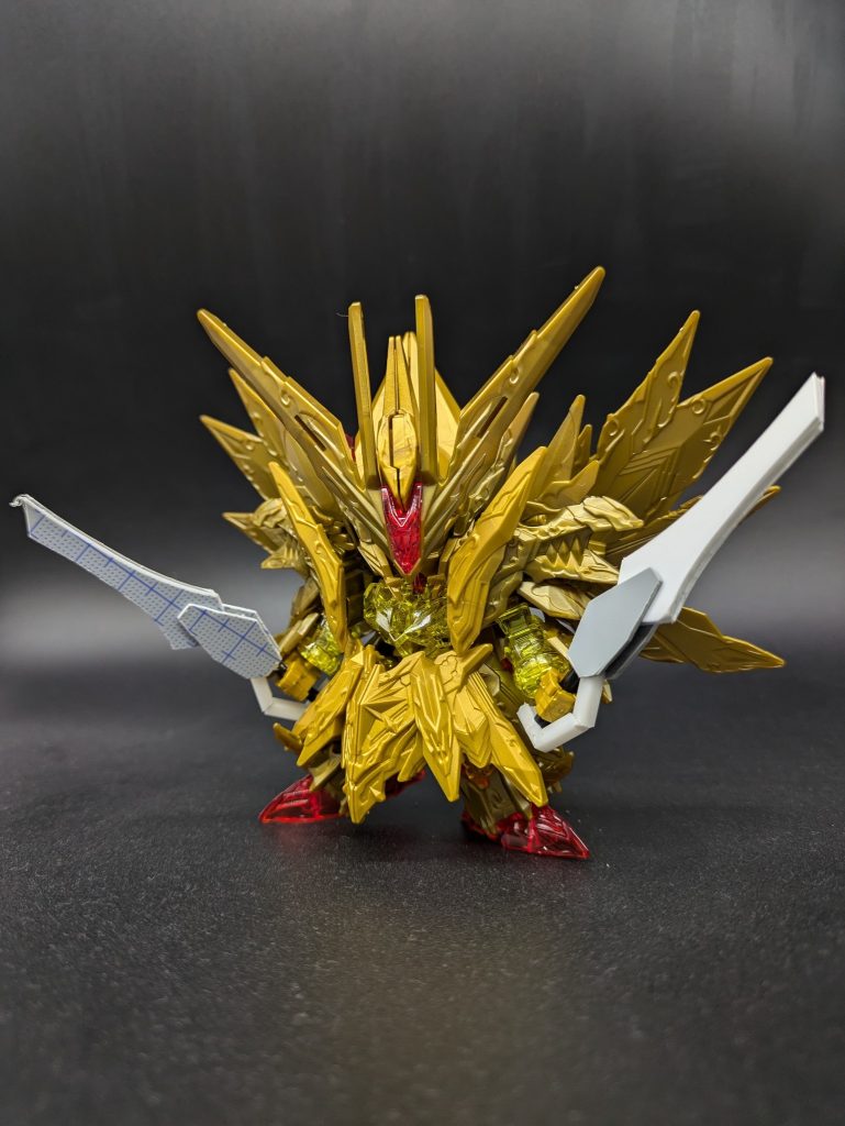 ベースはスペリオルストライクフリーダムドラゴン（長い）を採用。そのままでもカッコいいのでコイツは超えねばと初手からプレッシャー。笑ヴェスバー型の剣をベースまでは作ってみたのですがボツにしました。