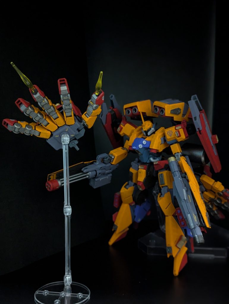ガントレットビット　本気を出すと各指単位で飛ばせる宇宙向けだが地上でも腰部に直接続でビーム砲として利用可能　
