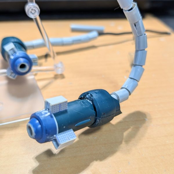現在メインで制作中のブルーディスティニーから脱線(改造のアイデアが湧かないのでいっそのこと別なものに手を付け始めました)今んとこ腕だけ見るとハイゴッグみたいですが、ズゴック系列の良いとこ取りをする予定なんか腕の蛇腹がケーブルの保護カバーみたい笑（3枚目）