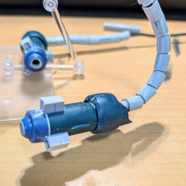 現在メインで制作中のブルーディスティニーから脱線(改造のアイデアが湧かないのでいっそのこと別なものに手を付け始めました)今んとこ腕だけ見るとハイゴッグみたいですが、ズゴック系列の良いとこ取りをする予定なんか腕の蛇腹がケーブルの保護カバーみたい笑（2枚目）