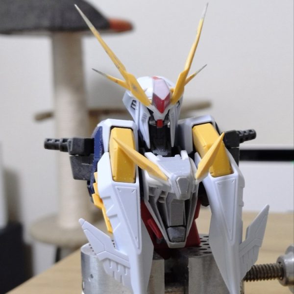 頭が終わり、現在は胴体の改修に入ってます。元よりも小型化しつつ高解像度にスクラッチしてます。胴のアンテナは可動ギミックを仕込んでフライトフォームの時に邪魔しないよう跳ね上げれるようにしてます✋️（1枚目）