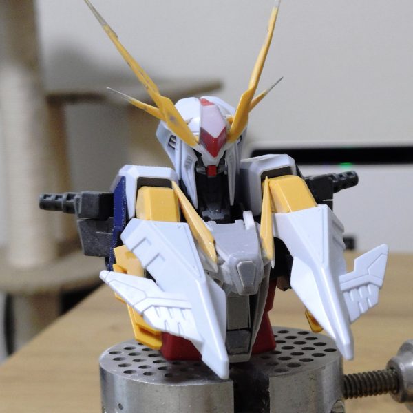 頭が終わり、現在は胴体の改修に入ってます。元よりも小型化しつつ高解像度にスクラッチしてます。胴のアンテナは可動ギミックを仕込んでフライトフォームの時に邪魔しないよう跳ね上げれるようにしてます✋️（3枚目）