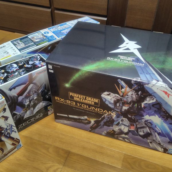 買っちまいました。まぁ年齢も年齢なんで、最後の塗装作品を飾るに相応しい作品かな？と思って買いました。が、ほかの積みプラより先に作りたい衝動が抑えれない。けどやっぱり大変そうなので作りたくない気持ちも出てくる矛盾（笑）でも早く飾りたい✨️そしてとにかくデカイ！10キロの米袋が2キロの米袋に見える、、、とりあえず、並べて写真撮って、片付けるスペースを作成して今回はおしまい！！（2枚目）