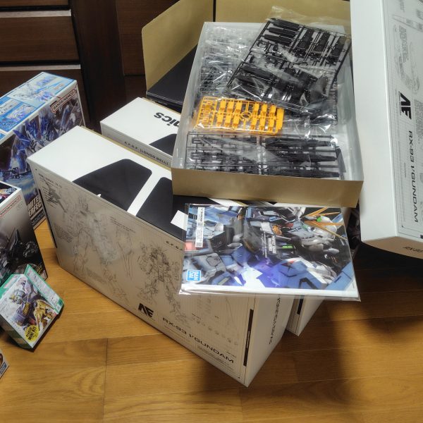 買っちまいました。まぁ年齢も年齢なんで、最後の塗装作品を飾るに相応しい作品かな？と思って買いました。が、ほかの積みプラより先に作りたい衝動が抑えれない。けどやっぱり大変そうなので作りたくない気持ちも出てくる矛盾（笑）でも早く飾りたい✨️そしてとにかくデカイ！10キロの米袋が2キロの米袋に見える、、、とりあえず、並べて写真撮って、片付けるスペースを作成して今回はおしまい！！（3枚目）