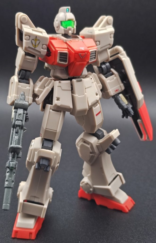 ジムの方からです。作業はフレームの見える部分と、武装を水性ホビーカラーで筆塗り。メラミンスポンジでツヤを抑え、水性アクリルマーカーで部分塗装。スミ入れはコピックライナーです。デカールとマーキングシールを少々。手にしているマシンガンはジムには付属せず、陸戦型ガンダムの方から拝借しています。