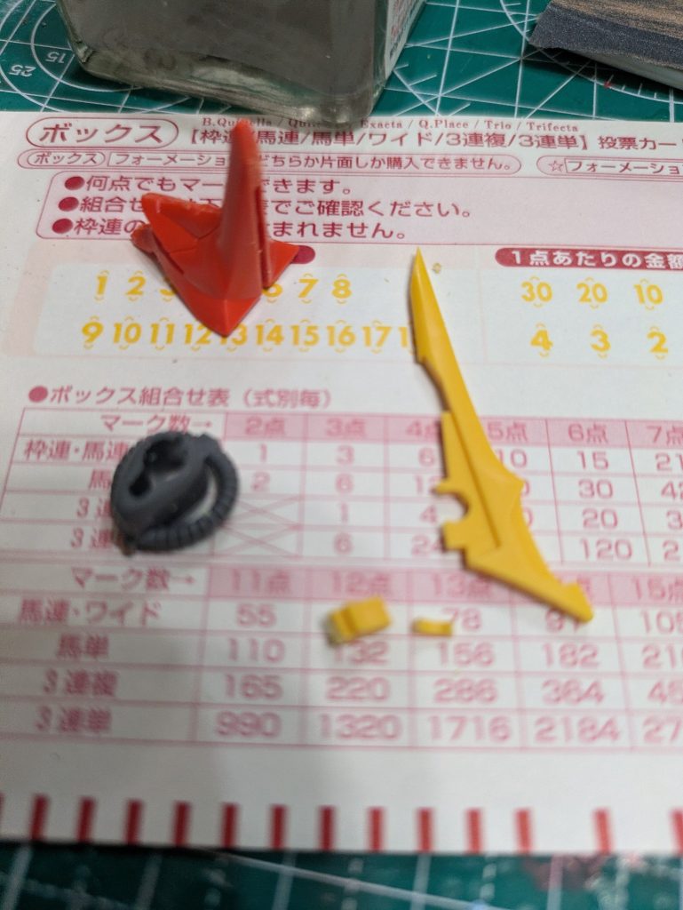【後ハメ加工】トサカ部の頭部取り付け位置の所を少しカットすると後ハメが容易になります。バウ定番工作の一つです。