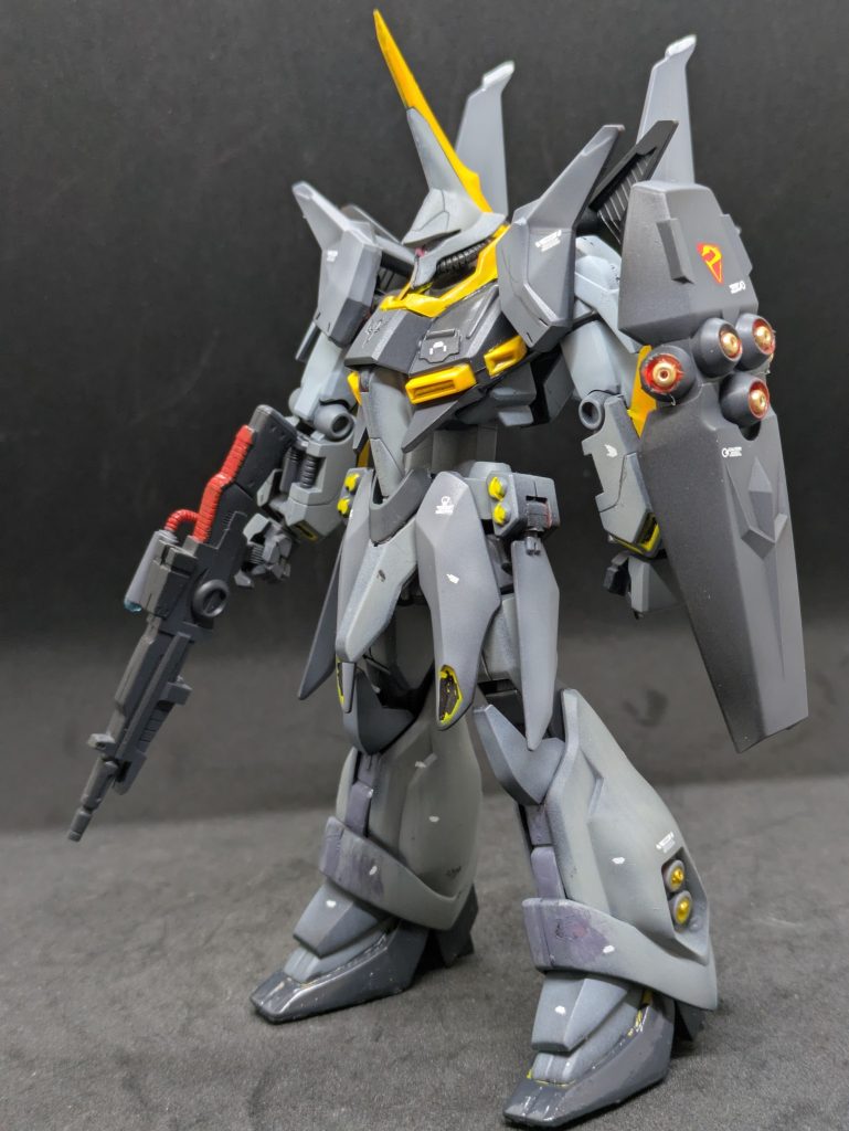 【グレミー軍仕様とは？】宇宙世紀0088年12月。ネオ・ジオン（アクシズ）はハマーン陣営に不満をもつ反体制派が蜂起し、内乱状態に陥ります。その反乱軍の指導者が、かつてのジオン公国の公王デギン、またはその長男のギレンの遺伝子を受け継いだと噂されるグレミー・トトが指導者となり、反旗を翻します。その時蜂起したグレミーは自らの陣営のMSを灰色に塗り、自分たちの結束を深めます。グレミー陣営の中心パイロットの一人であるラカン・ダカランに「無様な色」と皮肉を言われますが、反乱軍の士気を高めた事実はあります。ちなみにハマーン軍に勝った場合は、地球の支配権をいただけるそうです。&nbsp;