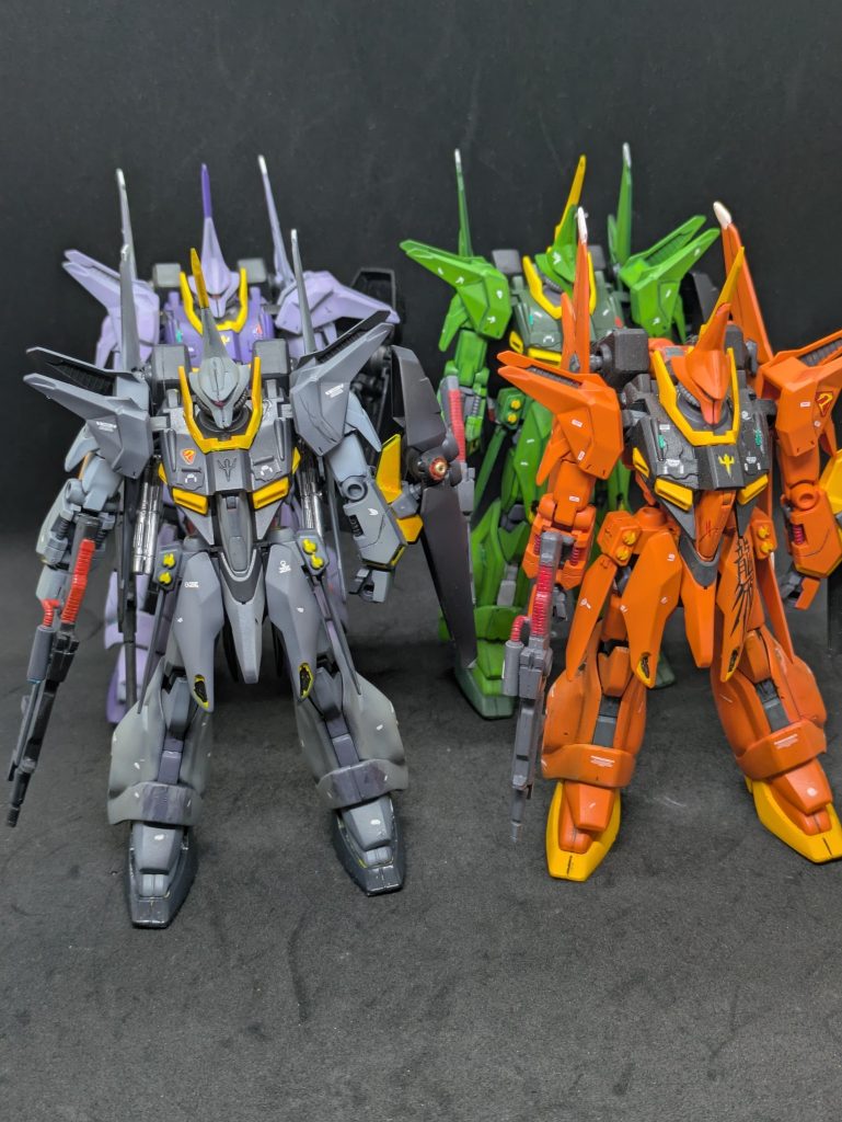 過去に作ったバウを並べました。グレミー専用機。グレミー軍仕様量産型バウ。量産型バウ。リンダ専用機。もうこれは、袖付き仕様のバウも作るしかないか〜！