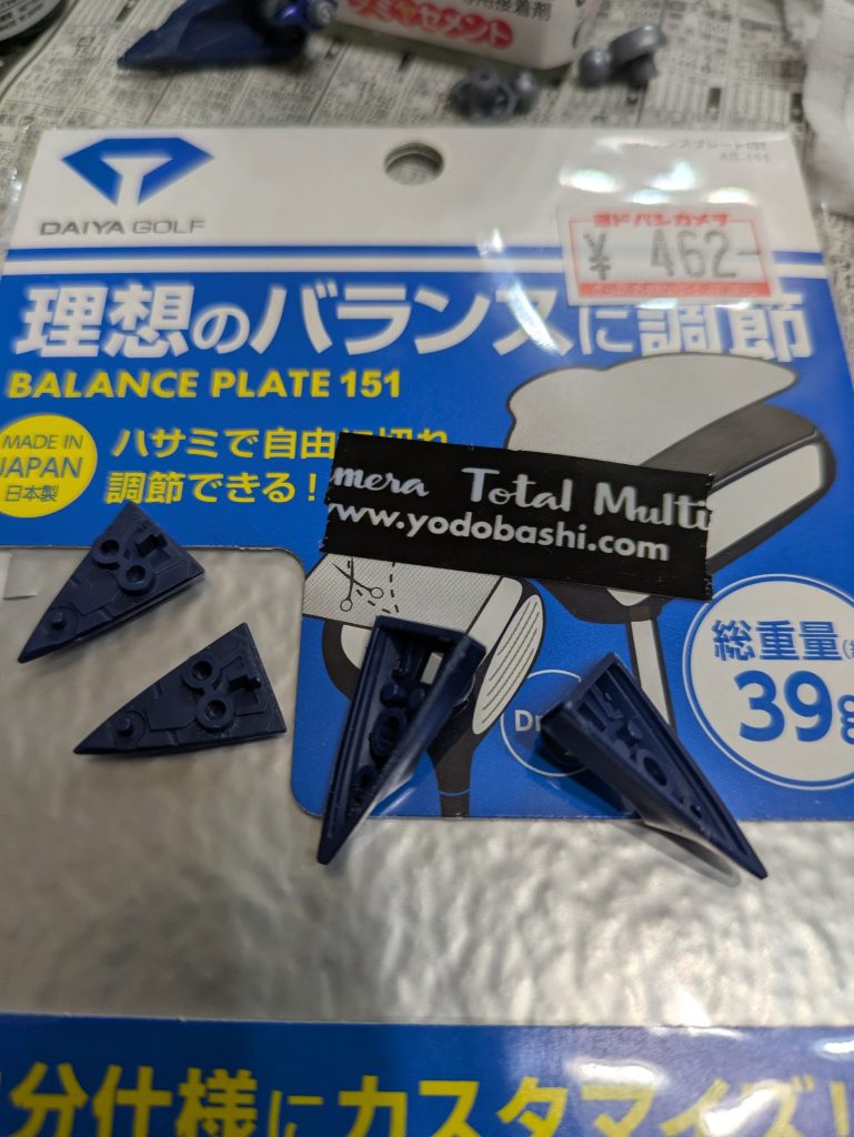 【機体補強】最近のMSってデザインは細身でカッコイイのですが、背中に羽とかあって、普通ぬ立たせることが難しいと思いませんか？私は普段は粘土などをオモリとして足首に埋めているのですが、今回みたいに細い場合は、写真のゴルフのドライバーを重くするオモリを入れています。値段はピンキリですが、加工しやすい（ハサミで切れる）ので重宝してます。私は釣りをしないのですが、釣り道具から模型に使えるのも結構あるようです。違うジャンルからアイデアをもらうのも模型の楽しいところです。