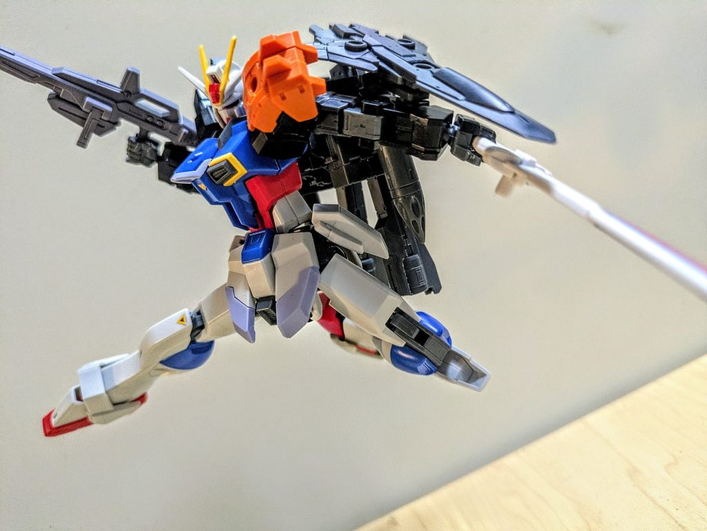 アクションポーズです。武器は近距離1、遠距離1、最終兵器1　って感じです。なんかのライフルとインパソードの武器と後ろの核ミサイルみたいなやつです。