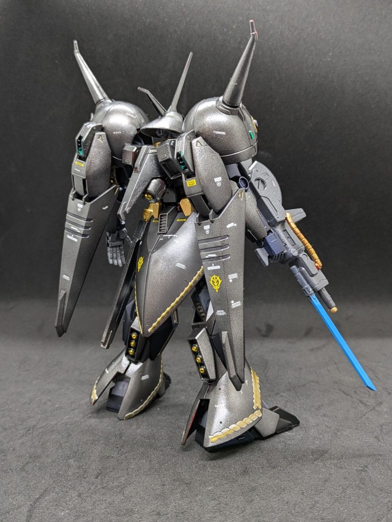 【物語紹介②ーアクシズへ合流後ー】アクシズへ合流した後、まお艦隊の面々は一年戦争を生き抜いた歴戦兵として、新兵の多いアクシズのパイロットの育成、新型機体のテストに駆り出される。当時のまお大佐の報告書には指揮官候補としてマシュマー、キャラ、ラカン、オウギュスト、アリアス、イリアの名前が挙がっていた、という記録がある。