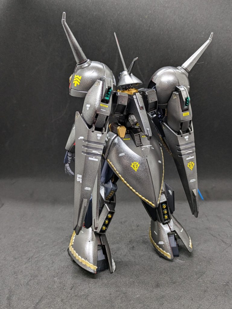 【物語紹介③ー新たな任務ー】アクシズでは指揮官を騎士として扱い、専用機を与えるなど優遇措置をとっていた。まお大佐は持ち込んだギャンの改修機ギャン・クリーガーを当時ツィマッド社に素濁していた技術者たちの支援を受け、ギャンの正統後継機である『AMX−104　R・ジャジャ』の開発に携わり、そのうちの一機を専用カラーである黒色に塗られた機体（通称「黒衣の騎士」）を受領し、コロニー制圧に赴くこととなる。