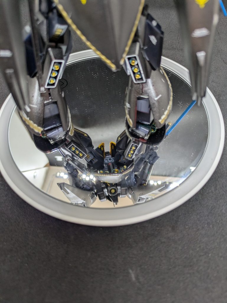 【機体紹介①】HGUCのR・ジャジャを黒く塗っだけです。黒一色だと味気ないので、今回は塗装表現を色々変えてみました。筆塗りとエアブラシの混合です。同じ色でも違って見えます。バーニアは今回は頑張りました。シルバーで筆塗りした後、青竹色とゴールドのドライブラシで焼き表現をしてみました。ならアップで見せろよー、と思われるかと思いますが、見せません（爆）下から覗くアングルはセンシティブですよねw