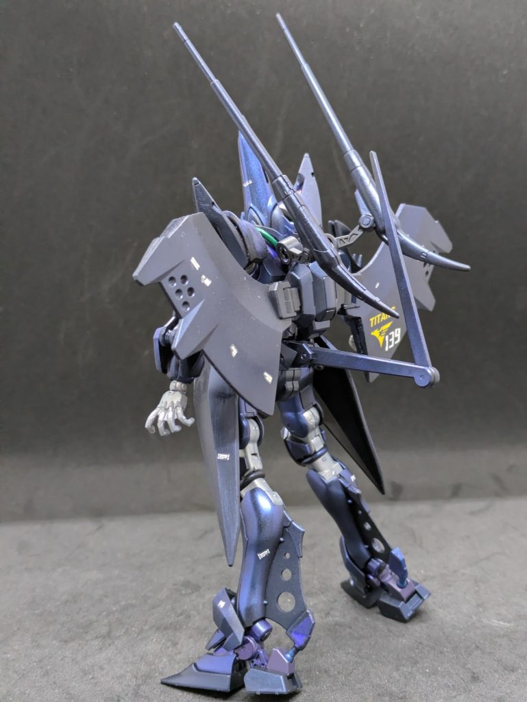 【ハンブラビ（GQ版）について②】ハンブラビは、いうまでもなく機動戦士Zガンダムに登場した機体で、オールドタイプ最強と噂されるヤザン・ゲーブルとその部下ラムサスとダンケルが3機で編隊を組む、黒い三連星的な存在です。シロッコが設計した機体でもあります。GQ版ではオーガスタ研究所が開発したため、型式版番号「ORX」となり、ゼータ版の「RX」と少し違います。劇中では連邦の残党がひと暴れしようと登場しましたが、時間にして20秒くらいで変形もせず撃墜されました。パイロットはゲーツでした。