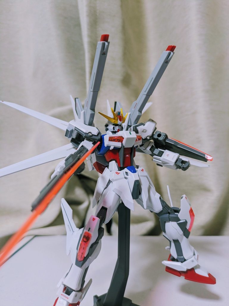 チェンジ！ネビュラ！各所に追加武装を施す事で機体性能を大幅アップ。クリアーパーツによるプラフスキー粒子の貯蔵＆運用量の増加とビーム出力が大幅に上昇します！背面に展開された4枚の翼は制御だけでなく、周囲の粒子を常に吸収し続けるシステム、「アブソーブ･コントロール･システム」が搭載されています。