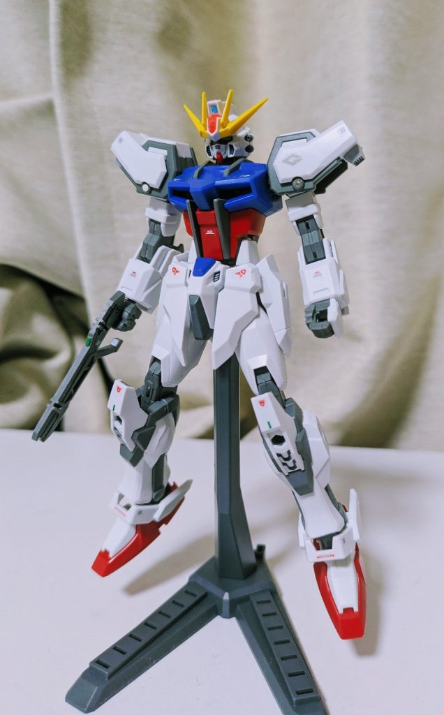 ビルドストライクE (エントリー)ーーーーーーーーーーーーーーーーーーーーーーーーー素体となる機体。各所にハードポイントを採用し、追加武装の換装機構を持つ。カラーリングはストライクガンダムと同じトリコロールカラーを採用しており、初代ビルドストライクを思わせるプロポーションとなった。