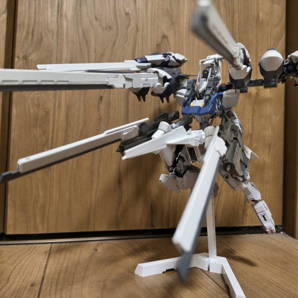 鉄血版リハイゼ作りたくて制作開始しました。コアになる鉄血機体があり、フルアーマーのように装甲を纏う形でリハイゼにしようと悪戦苦闘して何故か今ここ…技術とアイデアがついて行きません！（5枚目）