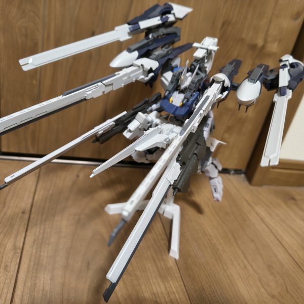 鉄血版リハイゼ作りたくて制作開始しました。コアになる鉄血機体があり、フルアーマーのように装甲を纏う形でリハイゼにしようと悪戦苦闘して何故か今ここ…技術とアイデアがついて行きません！（4枚目）