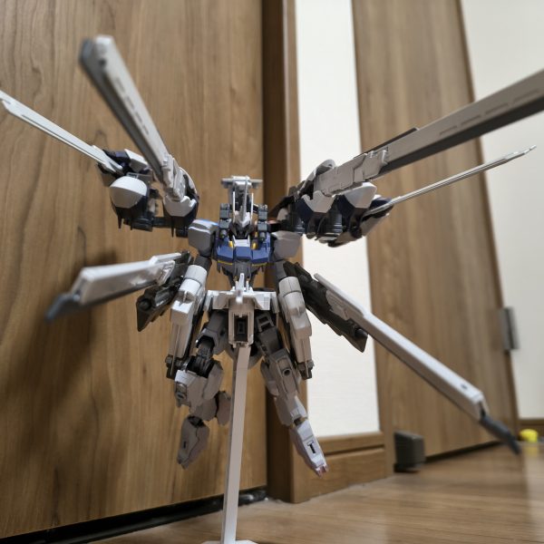 鉄血版リハイゼ作りたくて制作開始しました。コアになる鉄血機体があり、フルアーマーのように装甲を纏う形でリハイゼにしようと悪戦苦闘して何故か今ここ…技術とアイデアがついて行きません！（3枚目）