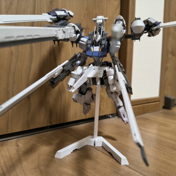 鉄血版リハイゼ作りたくて制作開始しました。コアになる鉄血機体があり、フルアーマーのように装甲を纏う形でリハイゼにしようと悪戦苦闘して何故か今ここ…技術とアイデアがついて行きません！（2枚目）