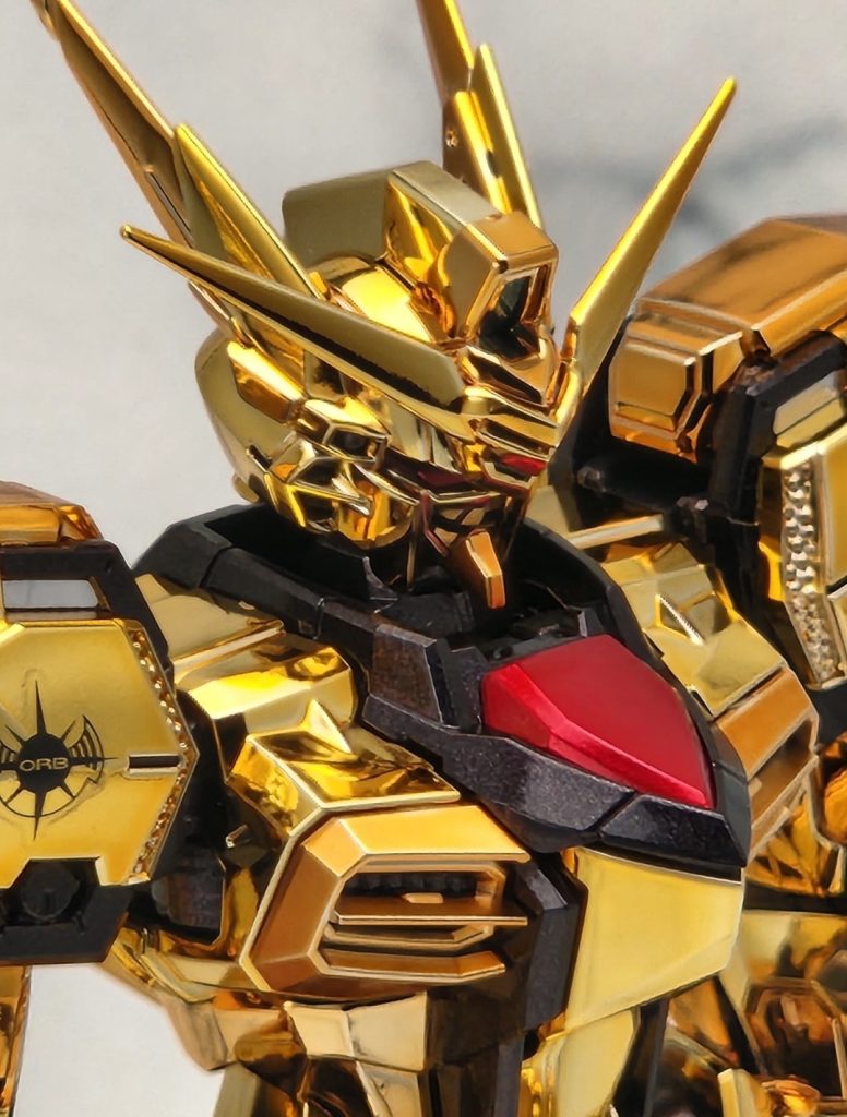 赤はパールプレミアムレッドブリリアントにGXクリアルージュを重ねました。黒はマジョーラトラペジウムにGXメタルブラックを混ぜ、フレーム部分はトップコート無しで光沢黒部分はGXクリアブラックでコートしました。遠目では黒、近くで見ると紫やラメ感を感じられて個人的にとても満足しています。トラペジウムは橙と紫の偏光ですが、メタルブラックを混ぜることで紫と黒の偏光になりました。勿体ない使い方かもしれませんが満足したのでOK。